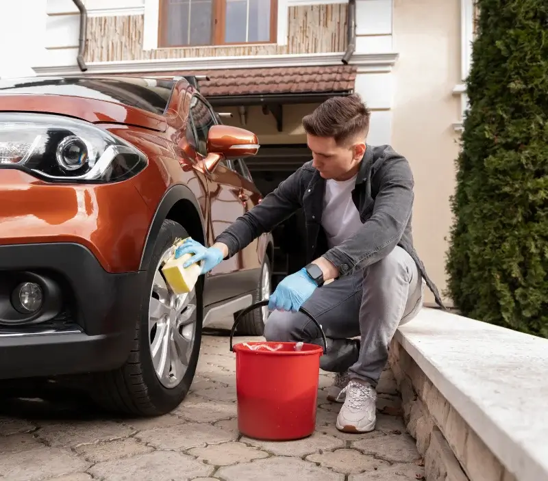 Lavage auto à domicile Marcolès : professionnel intervenant sur un véhicule